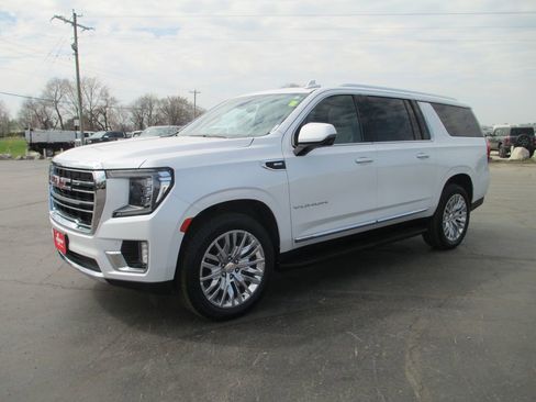 Used 2023 GMC Yukon XL SLT w/ SLT Luxury Package image 13