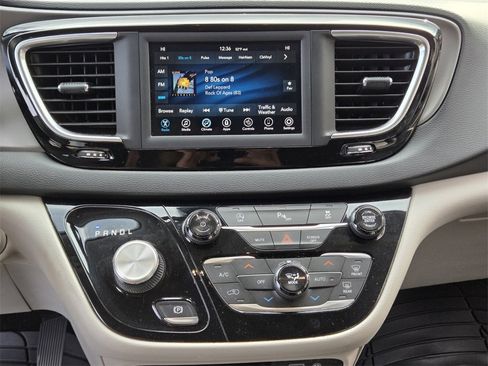 Used 2020 Chrysler Pacifica Touring-L image 26