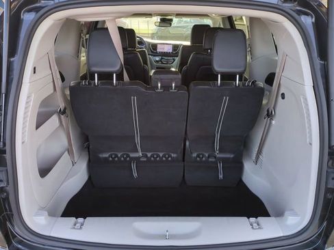 Used 2023 Chrysler Pacifica Touring-L image 13