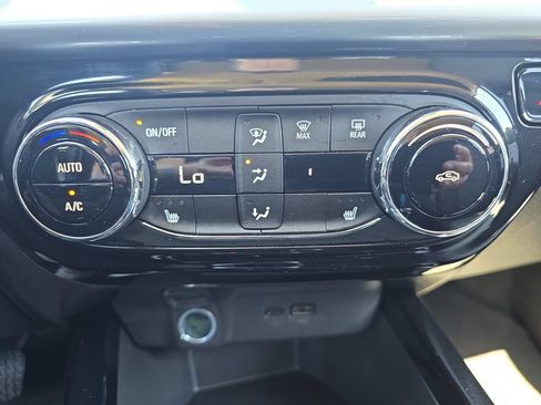 Used 2025 Chevrolet Trax LT w/ LT Convenience Package FWD image 21