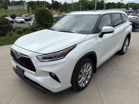 Used 2023 Toyota Highlander Limited AWD/4WD image 3