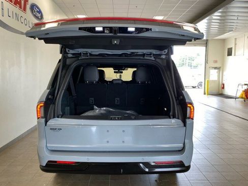 New 2025 Lincoln Navigator L Reserve w/ Jet Appearance Package image 8