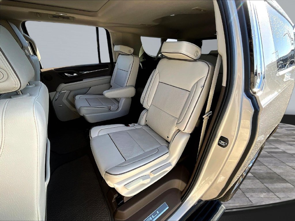 Used 2021 GMC Yukon XL Denali w/ Denali Premium Package AWD/4WD image 24