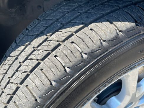 Used 2018 Jeep Cherokee Latitude Plus AWD/4WD image 11