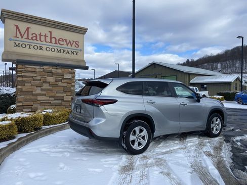 Used 2024 Toyota Highlander LE image 5