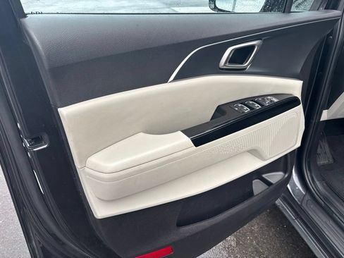 Used 2024 Kia Carnival LX FWD image 6