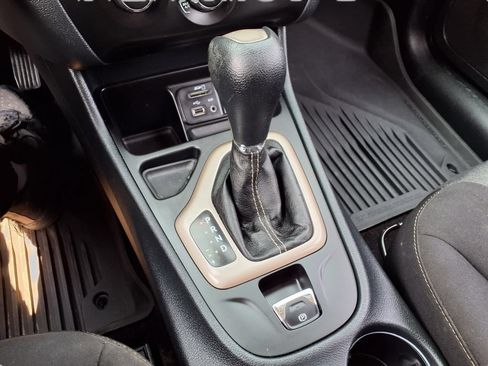 Used 2016 Jeep Cherokee Sport FWD image 11