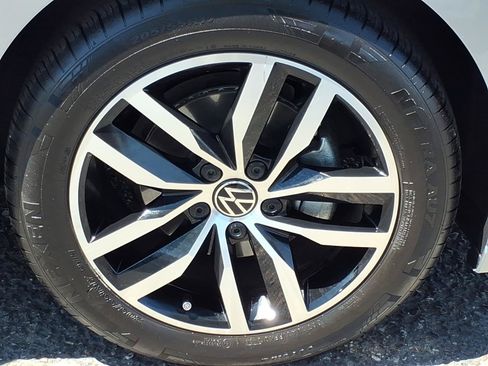 Certified 2025 Volkswagen Jetta SE FWD image 9