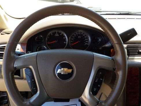 Used 2009 Chevrolet Suburban LT w/ Luxury Package RWD image 15
