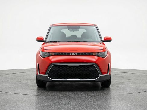 Used 2025 Kia Soul LX w/ LX Technology Package image 2