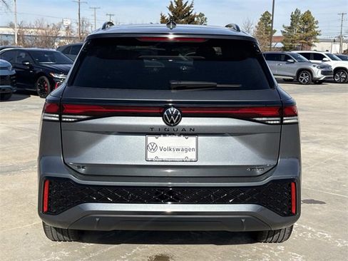 New 2026 Volkswagen Tiguan SE R-Line image 3