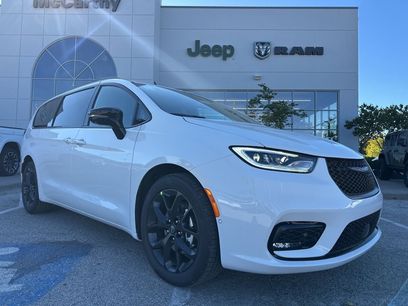 New 2026 Chrysler Pacifica Select