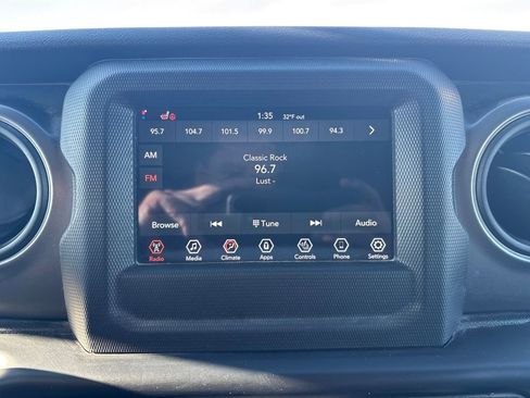 Used 2022 Jeep Gladiator Sport image 23