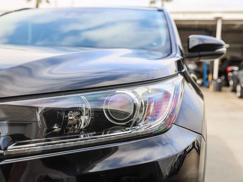 Used 2017 Toyota Highlander SE w/ Carpet Mat Package image 7