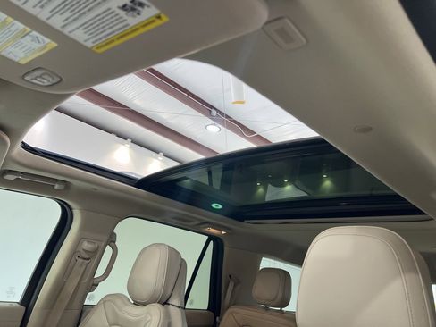Used 2019 Lincoln Navigator Select w/ Technology Package image 18