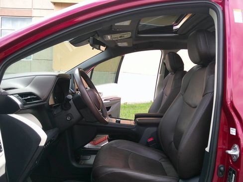 Used 2021 Toyota Sienna Platinum image 8