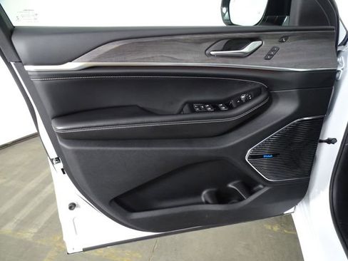 Used 2021 Jeep Grand Cherokee L Overland w/ Luxury Tech Group IV image 19