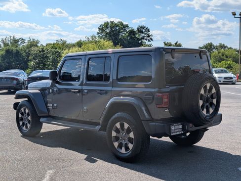 Used 2018 Jeep Wrangler Unlimited Sahara AWD/4WD image 7