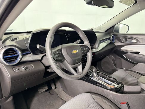 Used 2025 Chevrolet Trax LT image 4