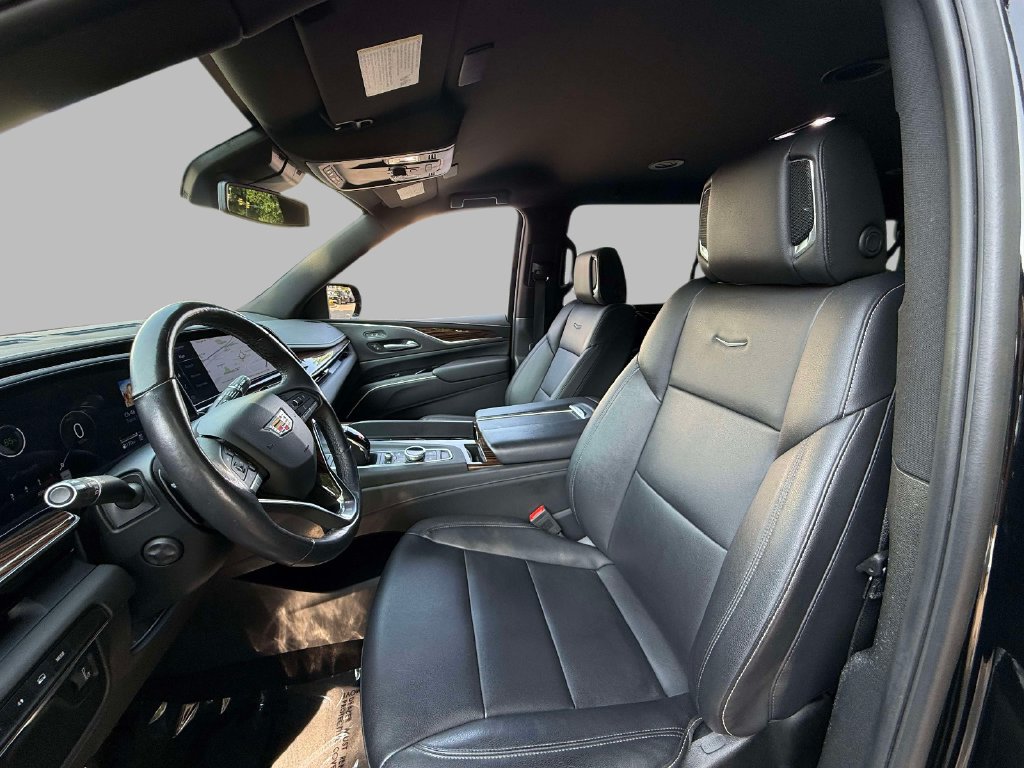 Used 2023 Cadillac Escalade ESV Luxury AWD/4WD image 2