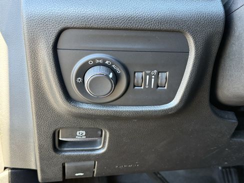 Used 2023 Jeep Grand Cherokee Laredo AWD/4WD image 24