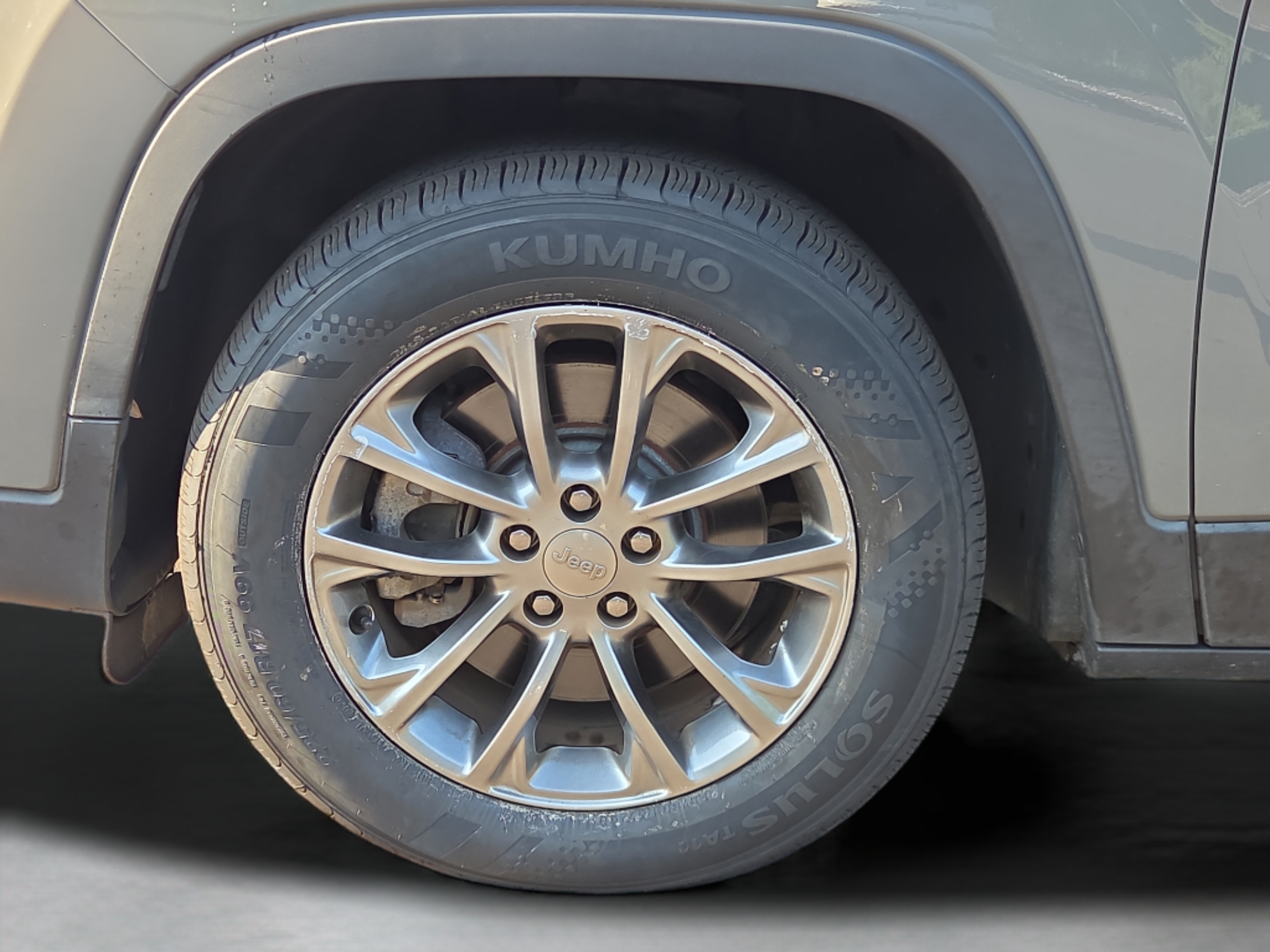 Used 2019 Jeep Cherokee Latitude Plus FWD image 33