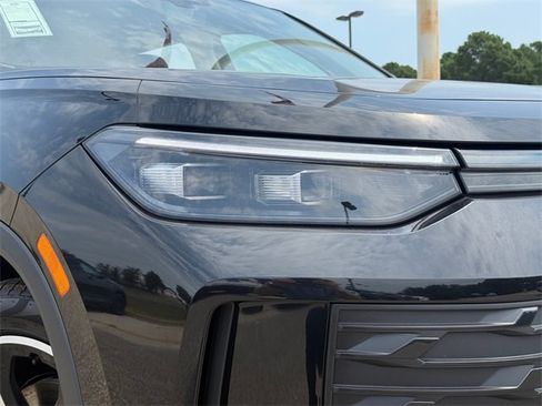 New 2025 Volkswagen Tiguan SE image 3