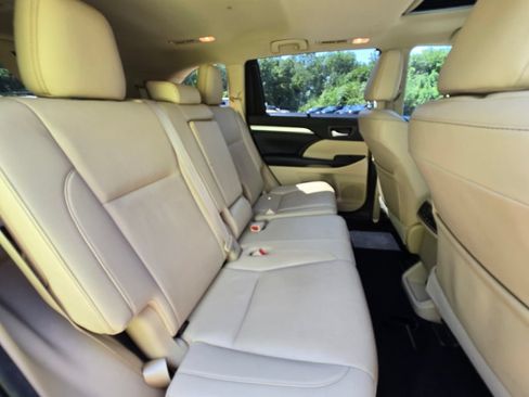 Used 2019 Toyota Highlander XLE FWD image 18