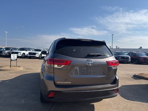 Used 2019 Toyota Highlander LE image 14