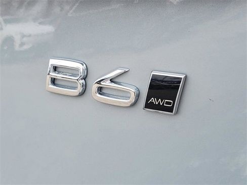 Certified 2025 Volvo XC90 B6 Plus image 8