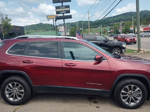 Used 2019 Jeep Cherokee Latitude Plus w/ Cold Weather Group AWD/4WD image 2