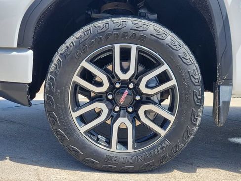 Used 2025 GMC Sierra 1500 AT4 w/ AT4 Premium Package AWD/4WD image 10