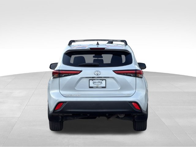 Used 2022 Toyota Highlander L AWD/4WD image 6