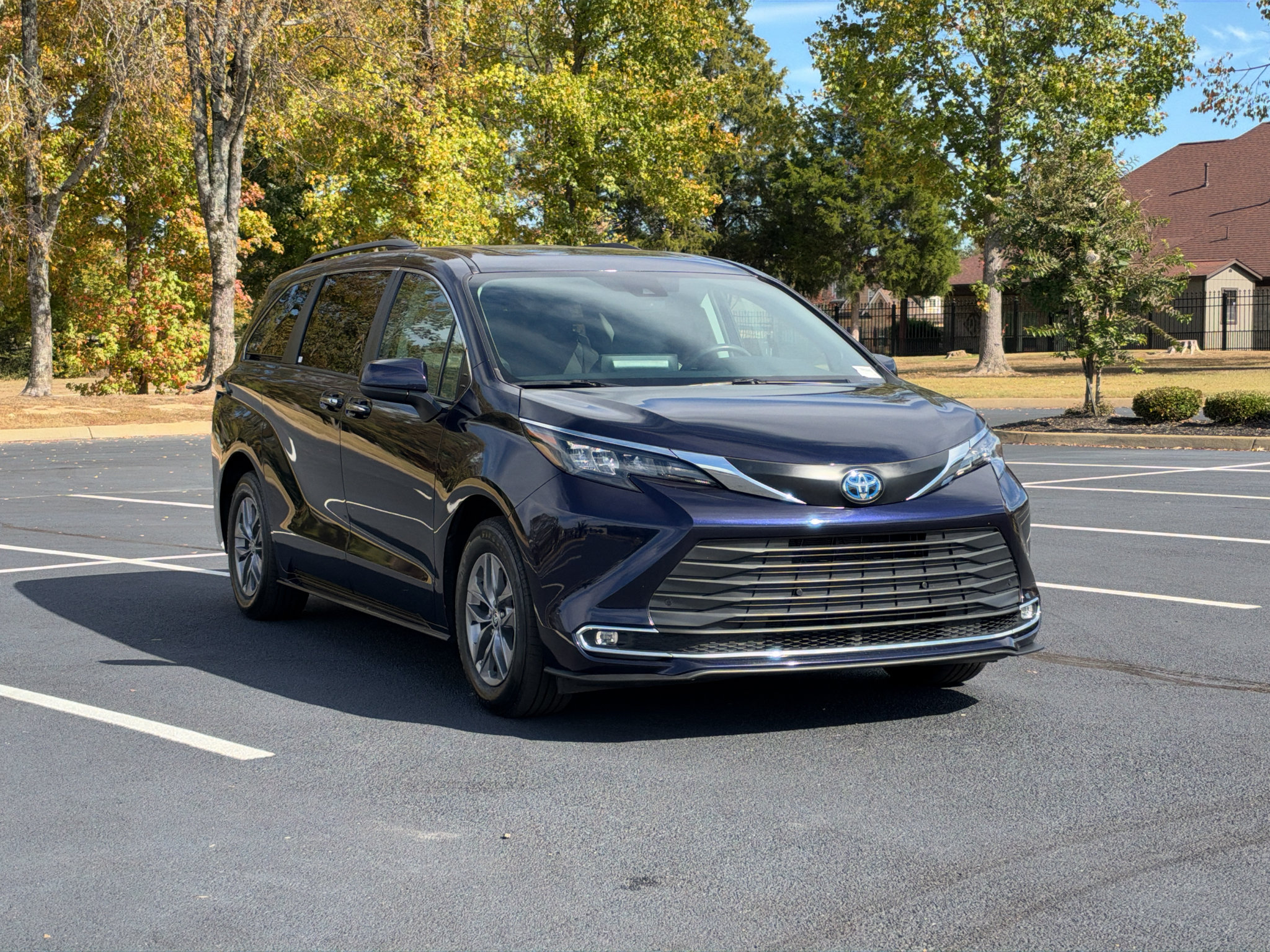 Used 2024 Toyota Sienna XLE w/ XLE Plus Package AWD/4WD image 3