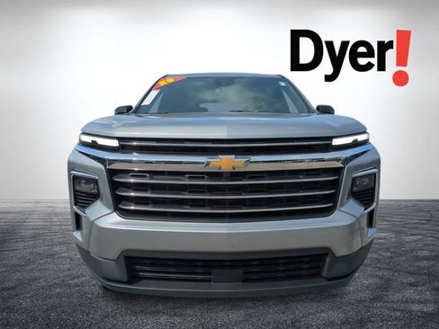 Used 2025 Chevrolet Traverse LT FWD image 9