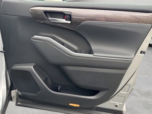 Used 2023 Toyota Highlander Limited image 9