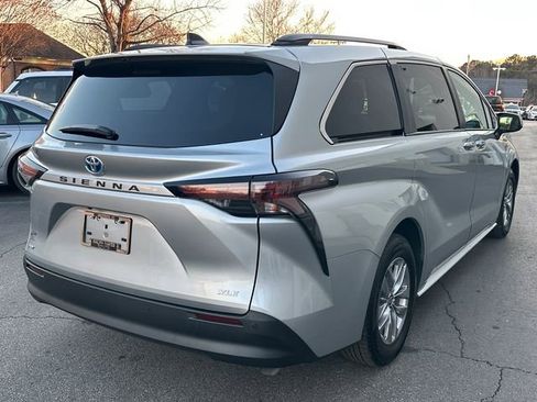 Used 2025 Toyota Sienna XLE image 3
