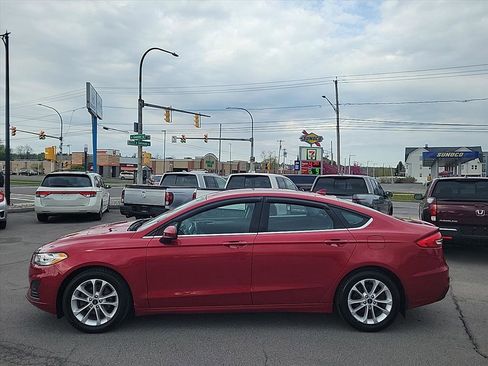 Used 2020 Ford Fusion SE FWD image 2