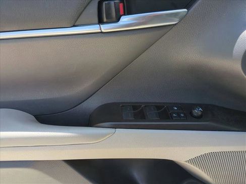 Used 2022 Toyota Camry LE FWD image 11
