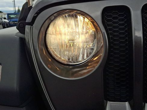 Used 2018 Jeep Wrangler Sport AWD/4WD image 9