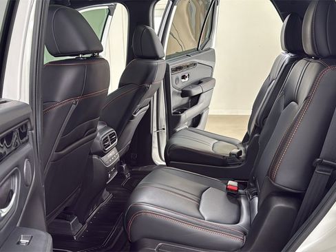 Used 2025 Honda Pilot TrailSport image 15