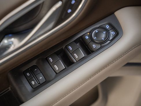 Used 2023 GMC Yukon XL SLT w/ SLT Premium Package image 46