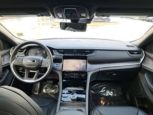 New 2025 Jeep Grand Cherokee Limited w/ Luxury Tech Group II image 18