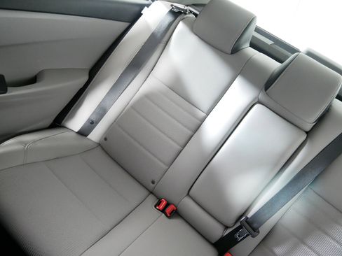 Used 2016 Toyota Camry SE image 12