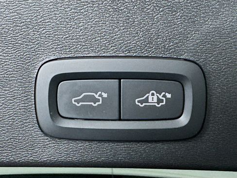 Used 2025 Volvo XC40 B5 Plus image 29