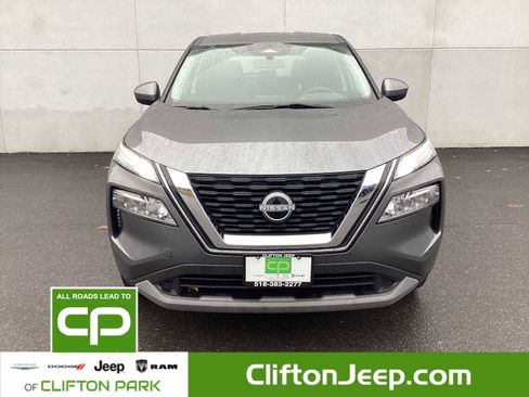 Used 2023 Nissan Rogue SV image 2