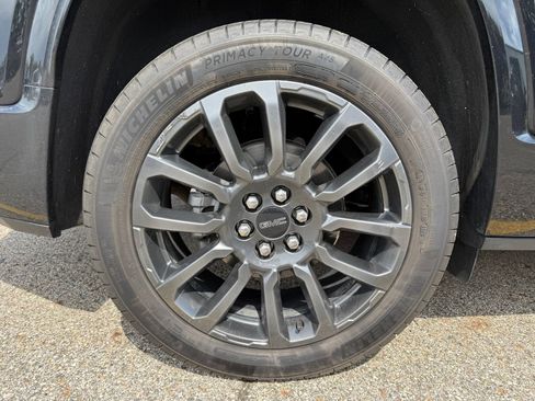Used 2023 GMC Acadia Denali w/ Black Diamond Edition AWD/4WD image 8