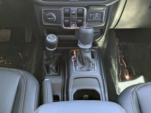 New 2025 Jeep Gladiator Sport image 17