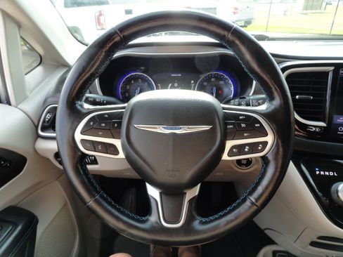 Used 2021 Chrysler Pacifica Touring-L image 25