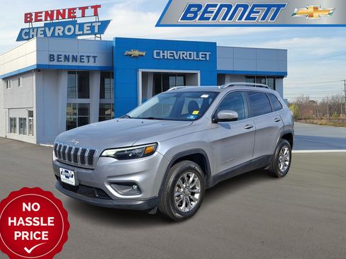 Used 2019 Jeep Cherokee Latitude Plus w/ Cold Weather Group AWD/4WD image 1